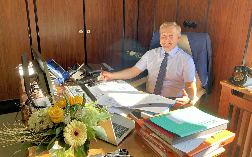 Michael Bedla ist am Donnerstag ins Bürgermeisterbüro der Stadtverwaltung Leuna eingezogen.