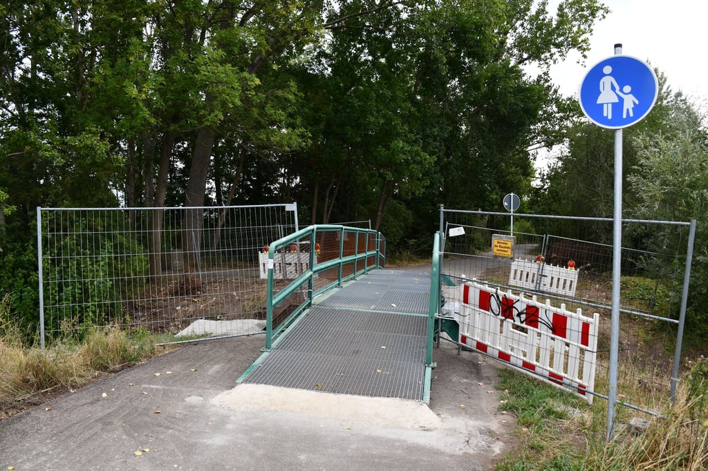 Diese provisorische Brücke zum Barleber See in Magdeburg soll gegen ein festes Bauwerk ausgetauscht werden.