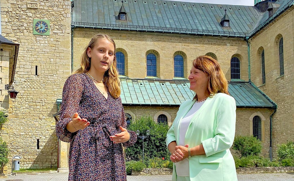 Lara Uhde im Gespräch mit der Bundestagsabgeordneten Heike Brehmer. Die Schülerin startet in Kürze ihr Austauschjahr in die USA.