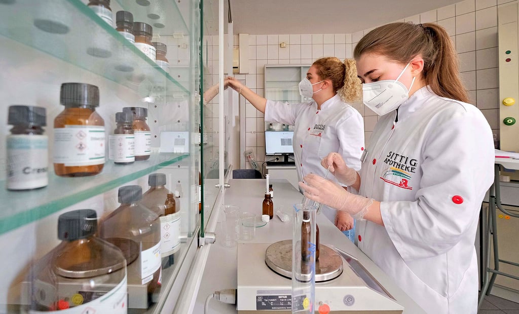 Im Labor der Sandersdorfer Sittig Apotheke arbeiten Lina Michael und Amalie Falconer (r.) an der Herstellung von Fiebersäften.