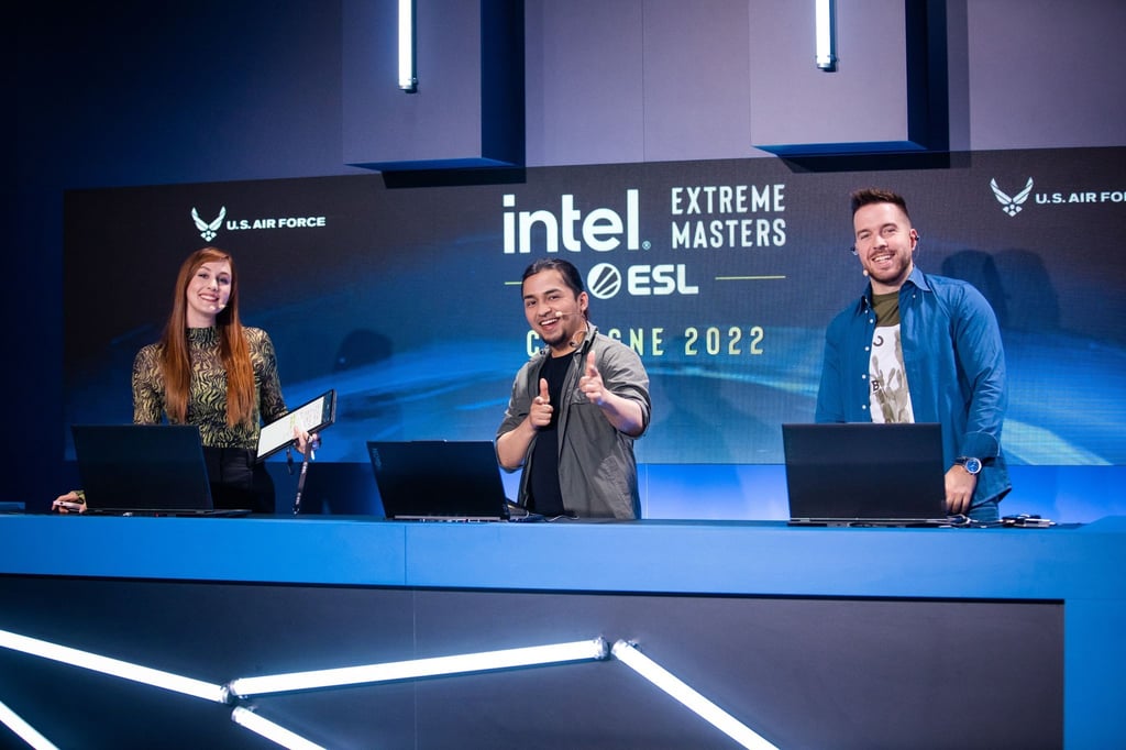 Sjokz (l) hat den Analyse-Desk der IEM Cologne mitmoderiert.