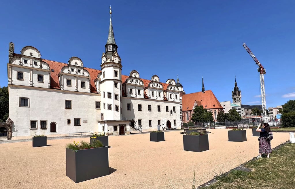 Groß und grau sind die Pflanzkübel auf dem Schlosshof am Johannbau. Das Gesamtbild verschönern sie nicht wirklich.
