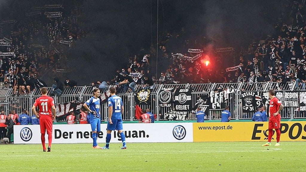 Eine Rauchbombe im Fanblock von Eintracht Frankfurt beim Pokalspiel in Magdeburg am 21. August 2016. Von hier aus wurde auch eine Leuchtfackel in Richtung der Magdeburger Zuschauer geschossen.