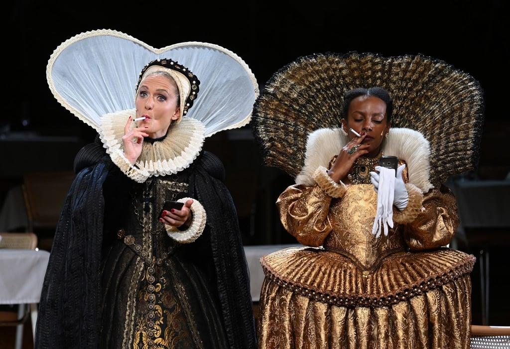 Lena Schwarz (l) und Yodit Tarikwa in einer Fotoprobe von Schnitzlers „Reigen“ in Salzburg.