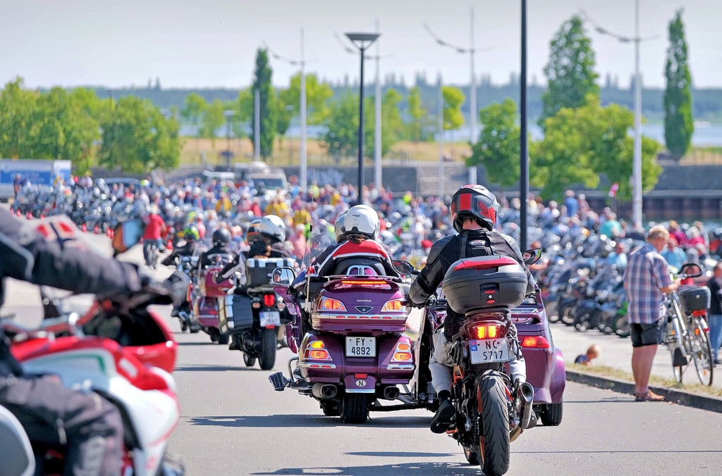 500 Biker aus ganz Europa - zum Beispiel der Slowakei - trafen am Donnerstag am Bitterfelder Stadthafen ein.
