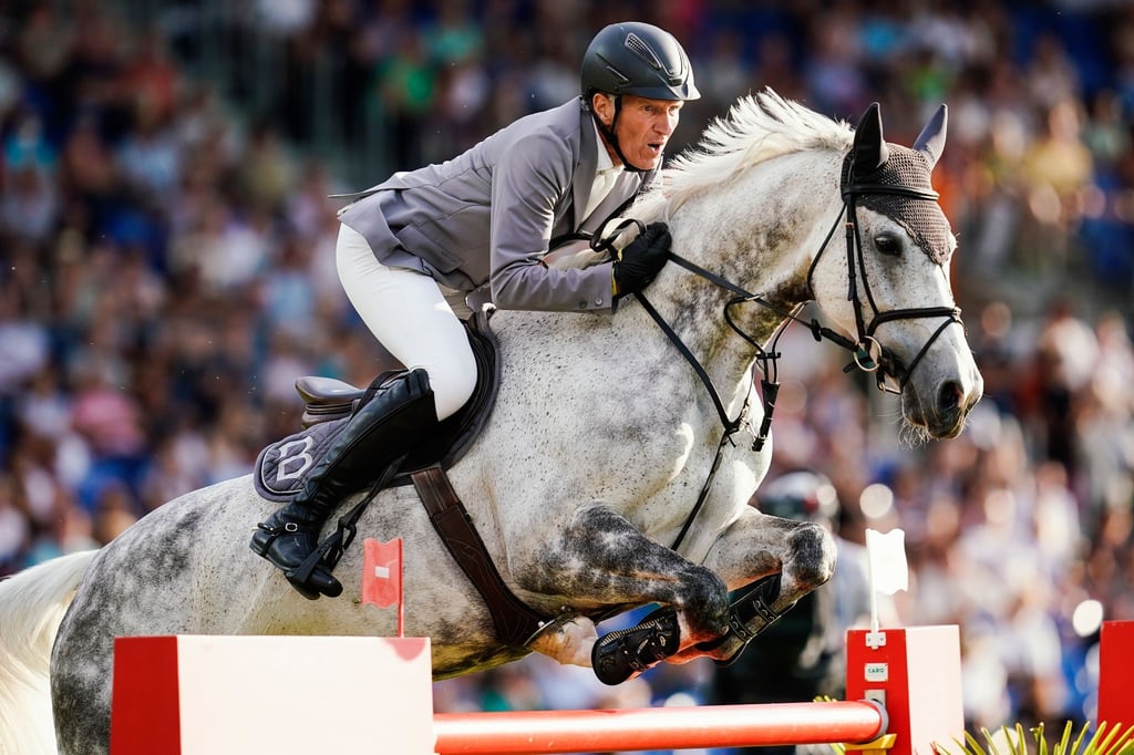 Springreiter Ludger Beerbaum springt auf dem Pferd Mila über ein Hindernis.