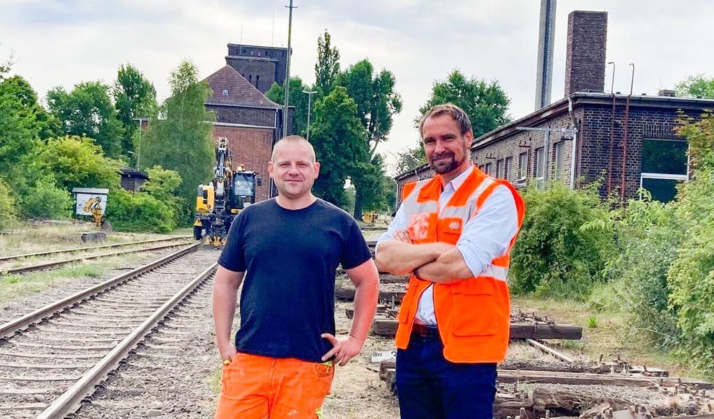 Christof Halka (r.) und Bodo Hanke am Bahnbetriebswerk Wittenberg: Dort begleitet Hanke das Projekt Chance Plus mit jungen Leuten.