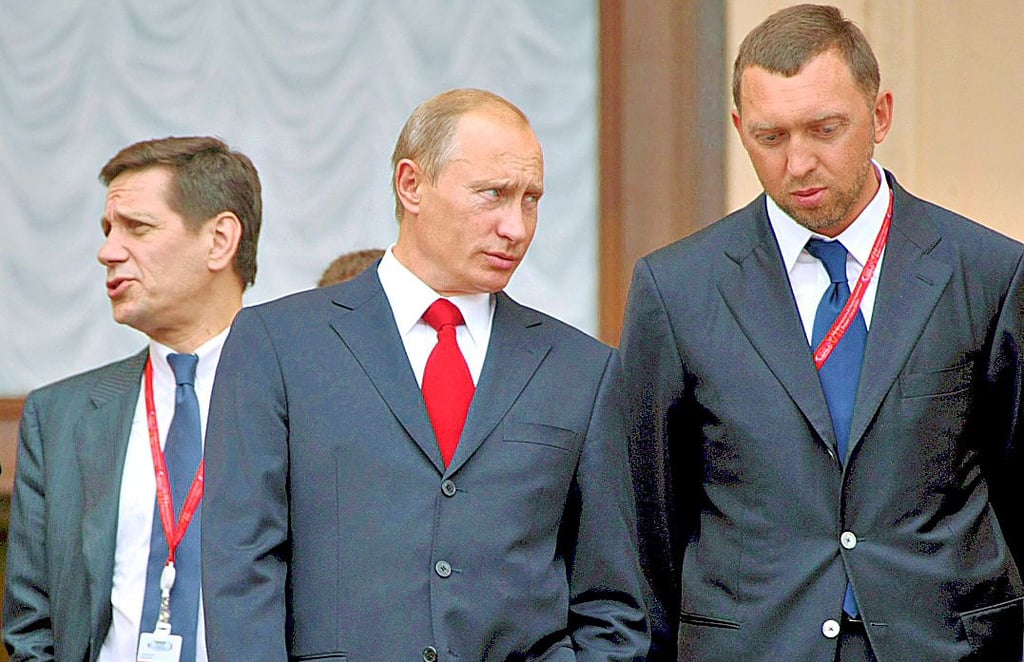 Schulterschluss mit Putin: Oleg Deripaska, russischer Milliardär und Minderheitsgesellschafter beim Baukonzern Strabag, mit dem russischen Präsidenten bei einem Wirtschaftsforum.