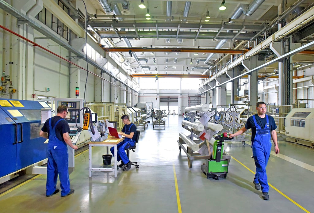 Beim Quarzglas-Hersteller Heraeus in Bitterfeld sind rund 70 Stellen ausgeschrieben. Auch in der Corona-Hochzeit gab es Bewerbergespräche vor Ort.