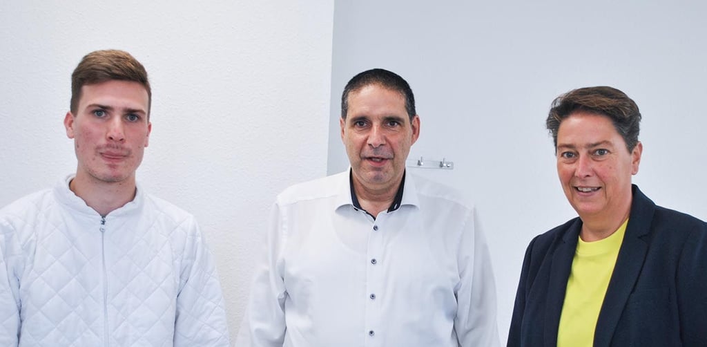 Lucas Hirschner (v.l.) hat bei bei S&P eine Ausbildung zum Maschinenführer gemacht. Darüber freuen sich Geschäftsführer Robert Brockes und Anja Huth, Vorsitzende der Geschäftsführung der Agentur für Arbeit.