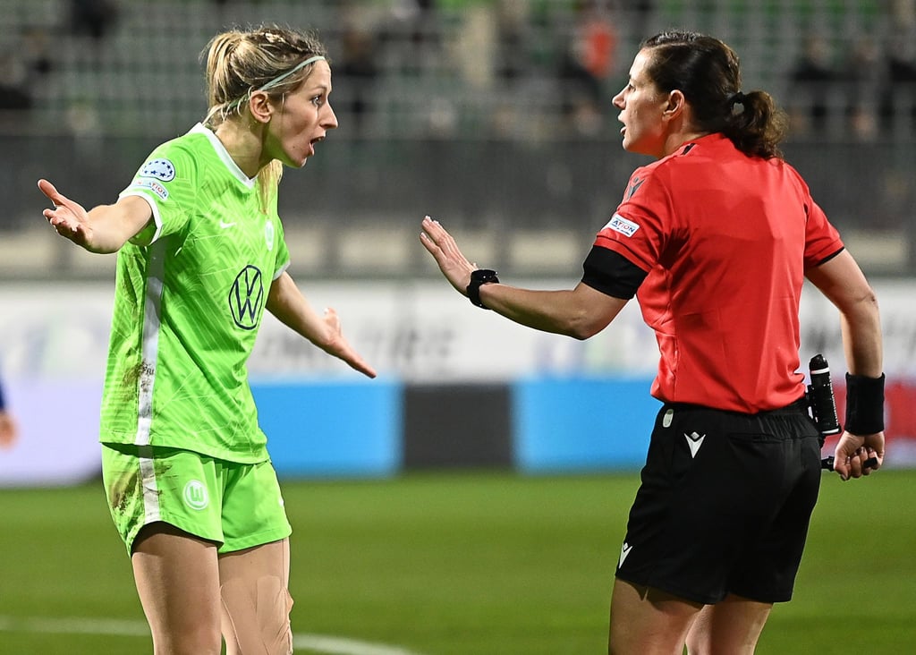 Schiedsrichterin Kateryna Monzul (r) bei einem Champions-League-Spiel der Wolfsburger Frauen im Dezember 2021.
