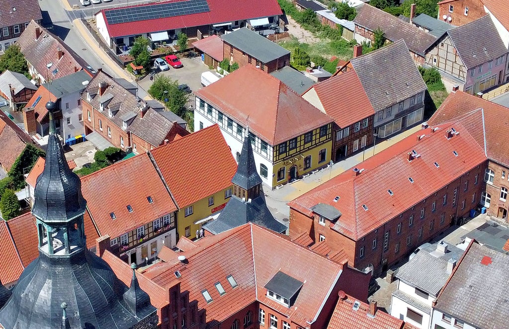 Im Schatten der Petrikirche und des Ratshauses gehört der Ratskeller zu den stadtbildprägenden Gebäuden Seehausens. Der Eigentümer hofft, mit den Sanierungsarbeiten so voranzukommen, dass das Restaurant im November wieder öffnen kann.