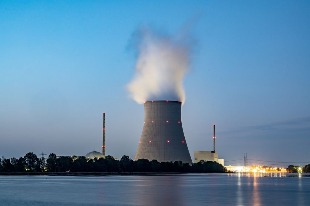 Wasserdampf steigt aus dem Kühltum vom Atomkraftwerk (AKW) Isar 2.