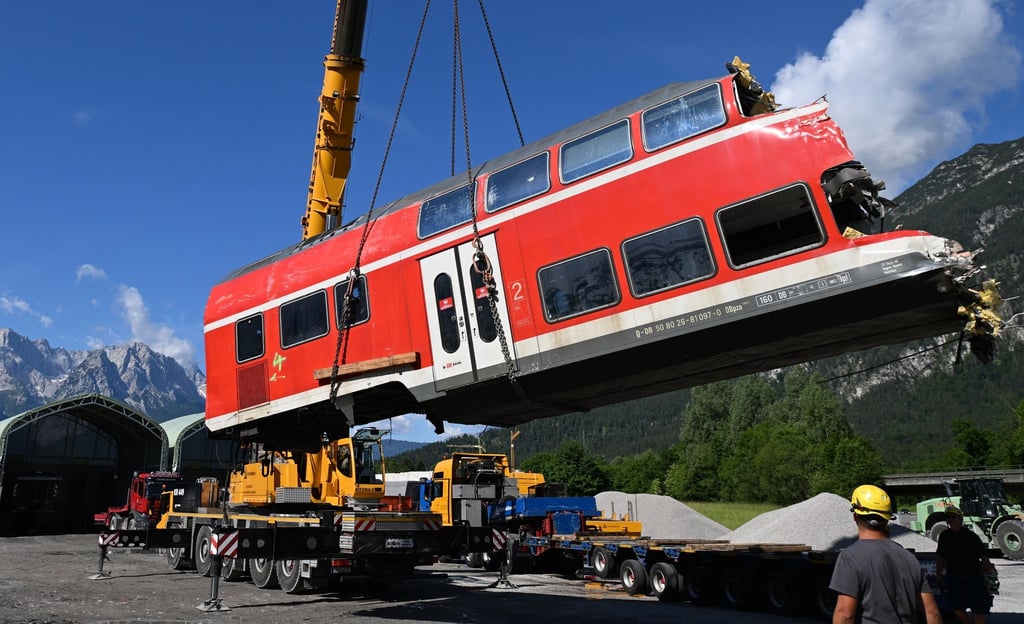 Ein auseinandergeschnittenes Waggonteil wird nach dem tödlichen Zugunglück in Garmisch-Partenkirchen vom Laster gehoben und gelagert.