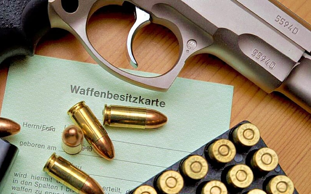 Nur mit Waffenbesitzkarte darf man eine scharfe Waffe haben.