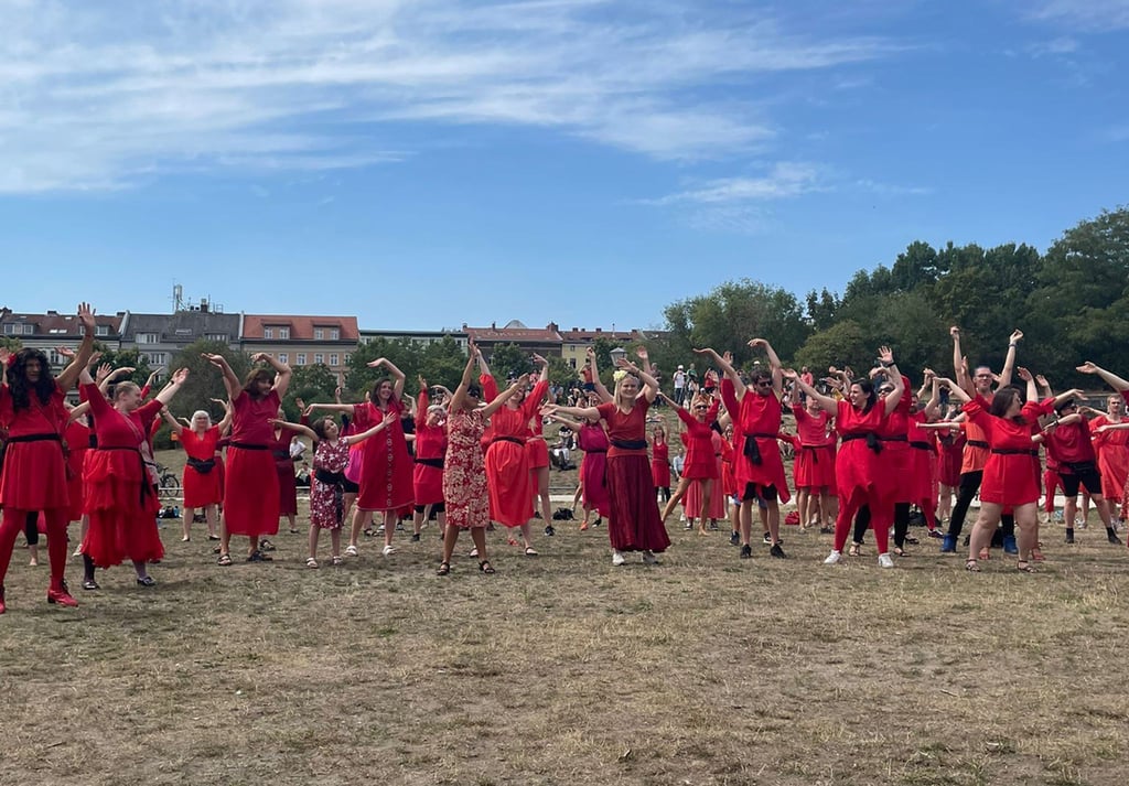 Flashmob „The Most Wuthering Heights Day Ever“ im Görlitzer Park.