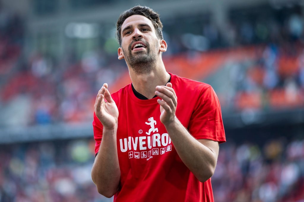 Rani Khedira jubelt nach einem Spiel mit den Fans.