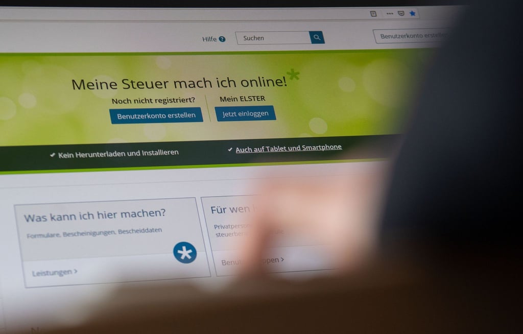 Eine Frau bedient das Online-Steuerportal Elster.