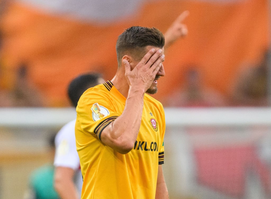 Dynamos Stefan Kutschke fasst sich enttäuscht an den Kopf. Dresden verlor mit 0:1.