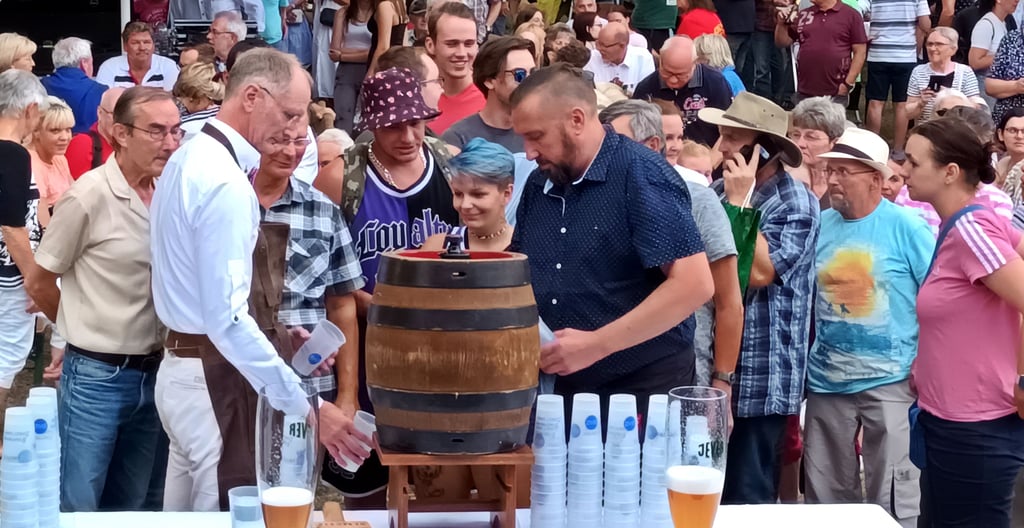 Bürgermeister Andreas Dittmann und Fest-Wirt Tom Hebäcker schenken das erste Fass Bier zum Zerbster Heimat- und Schützenfest persönlich aus. Fünf Fässer Freibier gab es insgesamt.