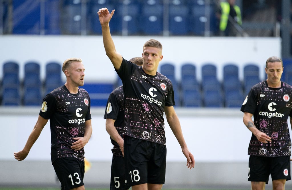 Könnte bald das Trikot des VfB Stuttgart tragen: St. Paulis Jakov Medic (M).
