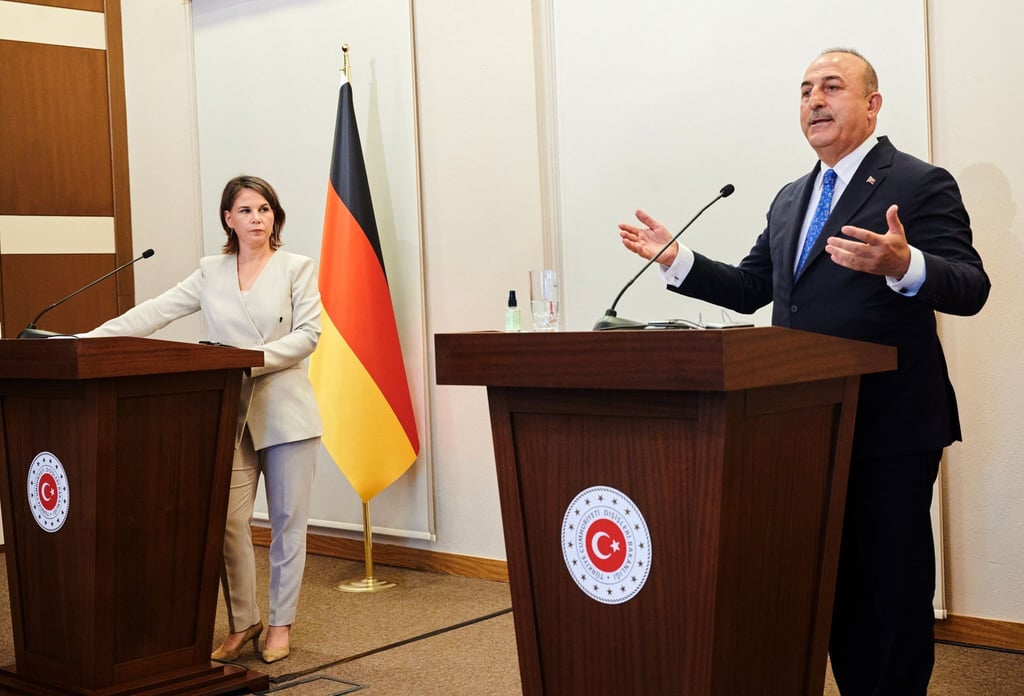 Annalena Baerbock (Bündnis 90/Die Grünen, l), Außenministerin, und Mevlüt Cavusoglu, Außenminister der Türkei, lieferten sich Wortgefechte zur erwarteten türkischen Offensive in Nordsysrien, zur Inhaftierung des Oppositionellen Kavala in der Türkei und zum Insel-Streit zwischen Griechenland und der Türkei.