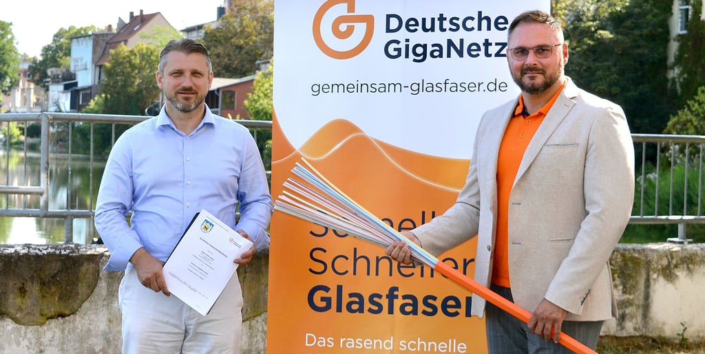 Bürgermeister Sven Hause und der Regionalleiter Ost der Deutschen GigaNetz GmbH, Stefan Hess, verkündeten die Zusammenarbeit in Calbe.