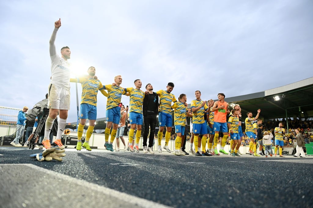 Die Braunschweiger Mannschaft jubelt nach dem Sieg im Elfmeterschießen.