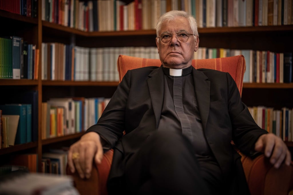 Der deutsche Kardinal Müller, Erzbischof und Kardinal der römisch-katholischen Kirche, sitzt in seinem Arbeitszimmer während eines Gespräches mit der Deutschen Presse Agentur (dpa).