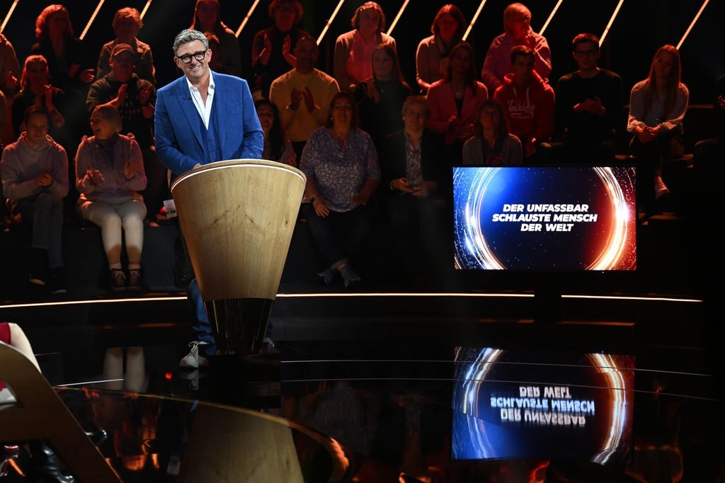 Moderator Hans Sigl in der Kulisse der Show „Der unfassbar schlauste Mensch der Welt“.