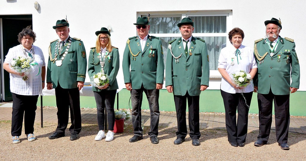 Das sind die neuen Majestäten der Schützengilde Seehausen (v. l): das Königspaar Petra und Wolfgang Bendisch, die Jugendschützenkönigin Jessica Hübert, Ritter Holger Friedrich und Kronprinz Olaf Hübert. Die Prinzessin Hannelore Albrecht war verhindert. Rechts das nach drei Jahren scheidende Königspaar Renate und Günther Zülchner.
