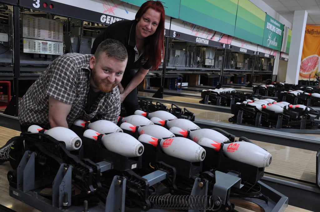 Nicol Baumann und Maik Brüggemann vom Bowlingcenter Genthin haben mit ihrem Team dem Turnier einen würdigen Rahmen gegeben.