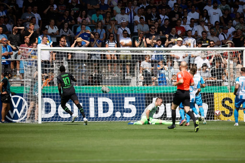 Mönchengladbachs Marcus Thuram (l) trifft zum 1:0.