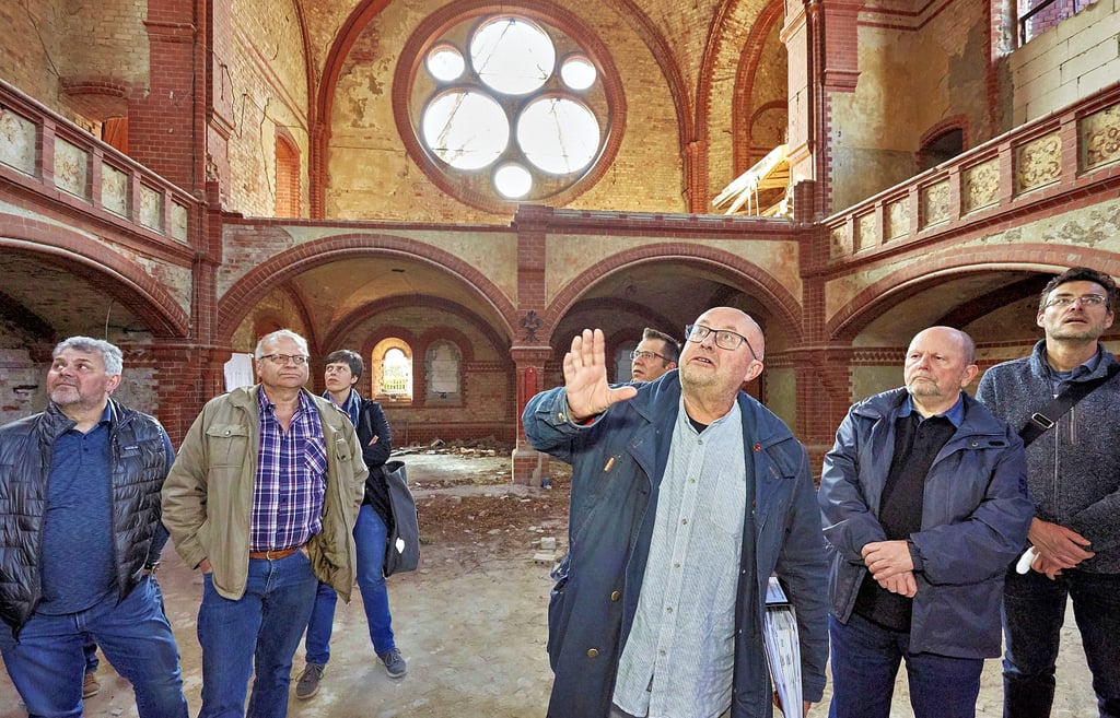 Die Mitglieder vom Ausschuss Bernburg hatten sich vor ihrer Entscheidung in der Kirche in Waldau umgeschaut.