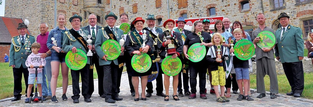 So, wie vor drei Jahren beim bisher letzten Schützenfest (Foto), sollen am kommenden Wochenende wieder Schützenkönige und -königinnen im Wettbewerb ermittelt werden.