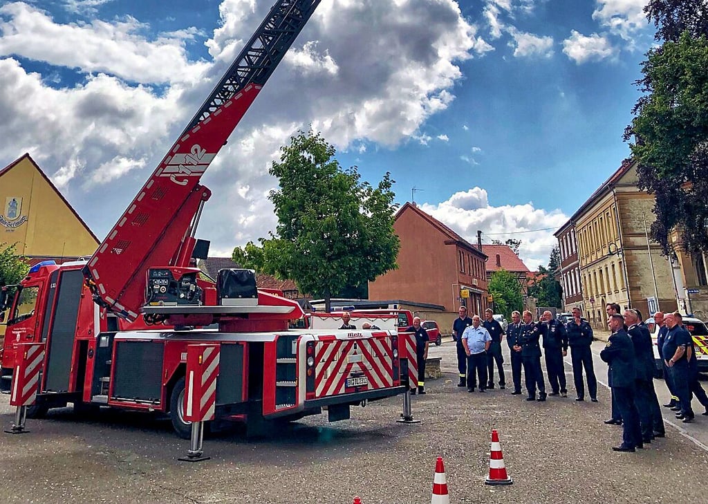 Das Drehleiterfahrzeug der Wanzleber Wehr kam bei der Führungskräfteausbildung zum Einsatz.