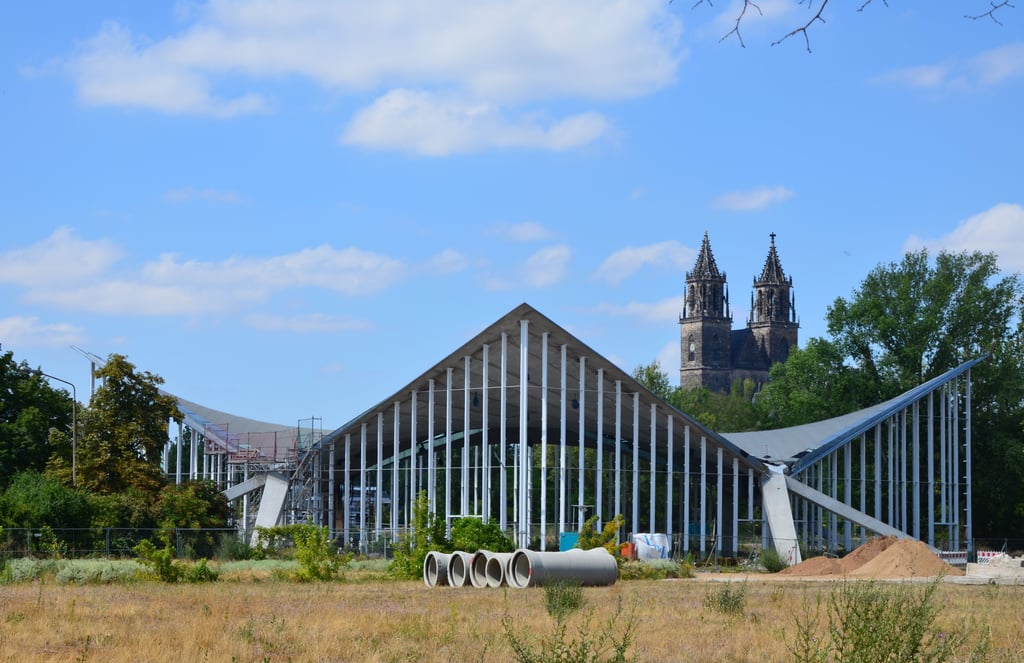 Die Sanierung der Hyparschale am Eingang zum Magdeburger Stadtpark liegt mehr als ein Jahr hinter dem Zeitplan zurück.