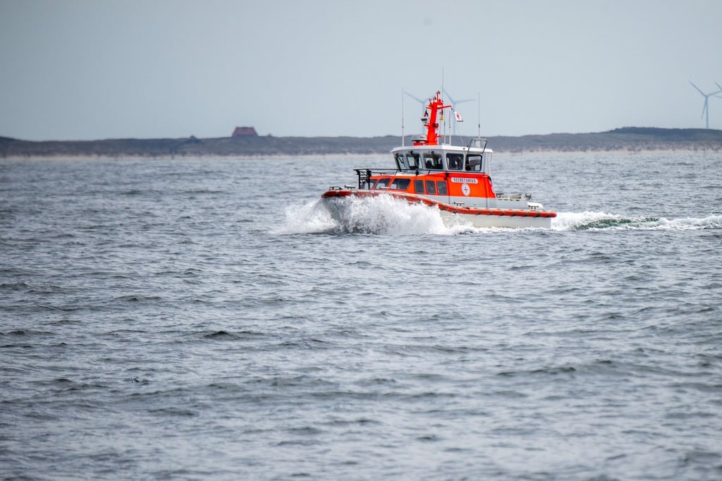 Ein Seenotrettungsboot fährt im Wasser der Nordsee.
