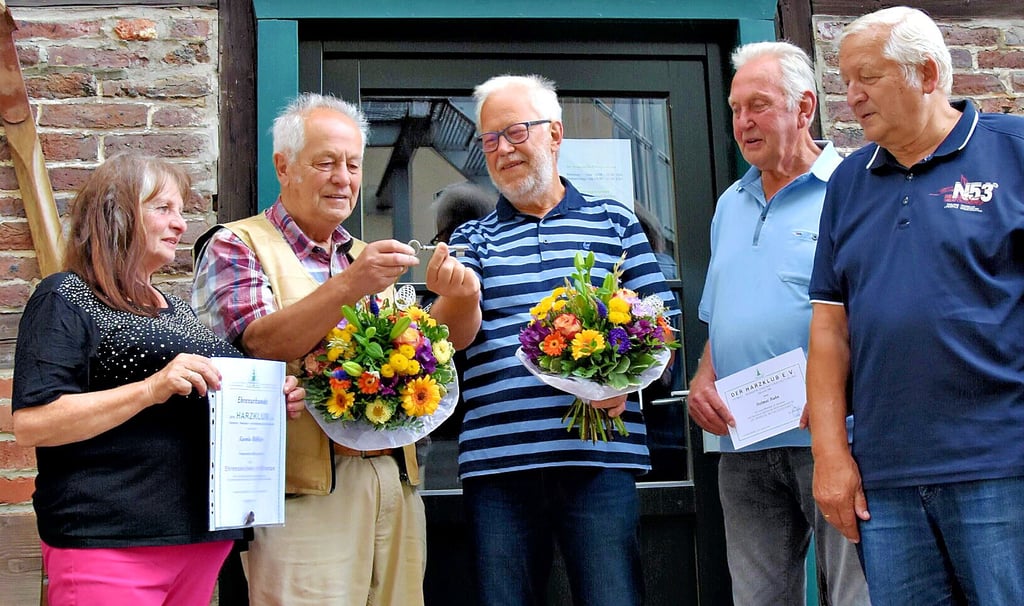 Günther Breutel (2. von links) übergibt den Schlüssel  an Nachfolger Dieter Fehsecke (3. von rechts) weiter. Mit dabei waren auch der Vorsitzende des Harzklub-Zweigvereins Elbingerode, Gerd Borchert (rechts), und Helmut Hahn vom Vorstand sowie Karola Rößler vom Heimatstuben-Team (links). 