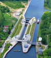Kanalschleuse Wusterwitz zwischen Genthin und Brandenburg: Das neue Bauwerk (links) bietet mehr Tiefgang als das alte.   Schleusen helfen, Höhenunterschiede zu überwinden. Im Elbe-Havel-Kanal   sind das zwischen Magdeburg und Brandenburg etwa 11 Meter.