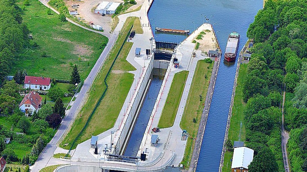 Kanalschleuse Wusterwitz zwischen Genthin und Brandenburg: Das neue Bauwerk (links) bietet mehr Tiefgang als das alte. Schleusen helfen, Höhenunterschiede zu überwinden. Im Elbe-Havel-Kanal sind das zwischen Magdeburg und Brandenburg etwa 11 Meter.