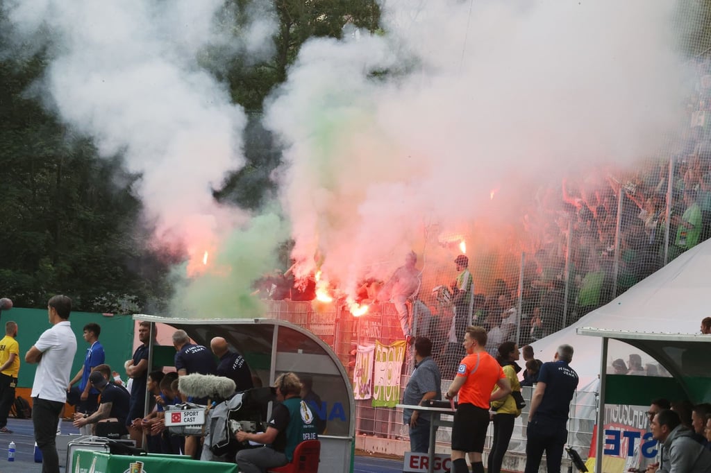 Im Fanblock wird bengalisches Feuer gezündet.