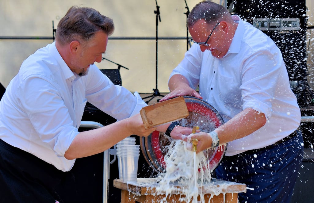 Zu einem spritzigen Vergnügen gestaltete sich der Fassbieranstich für die Bürgermeister Heiko Breithaupt (rechte, Blankenburg) und Ivica Lukanic aus Wolfenbüttel.
