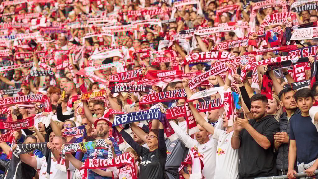 Fans von RB Leipzig beim Supercup gegen den FC Bayern.