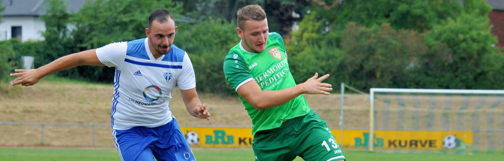 Erik Schmidt (r.) und der TSV Grün-Weiß benötigten eine Hälfte Anlaufzeit, rückten die Verhältnisse nach der Pause aber gegen den freiwilligen Absteiger aus der Landesliga um David Rieche schnell zurecht.