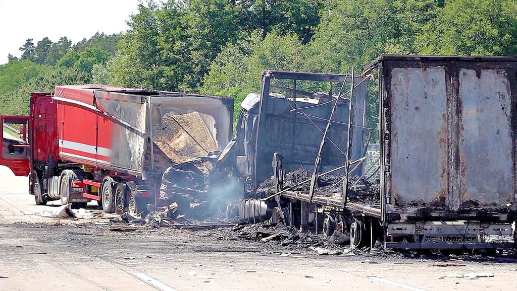 Bei diesem Unfall auf der A2 starben drei Menschen. Sie verbrannten. Von dem Wohnwagen-Gespann blieb kaum etwas übrig.