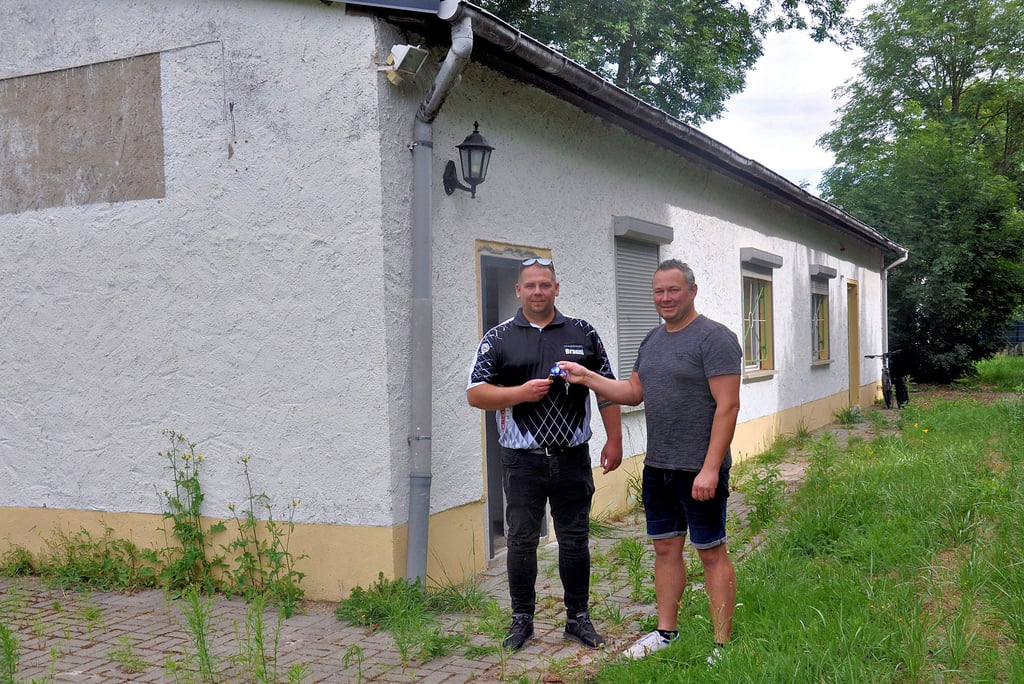 Stadt-Mitarbeiter Heiko Karg (rechts) händigte Sebastian Braune den Schlüssel für das frühere „Biesecafé“ aus.