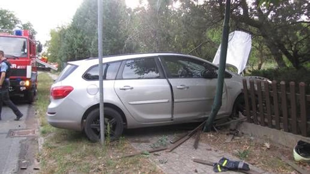 Der Opelfahrer krachte durch einen Gartenzaun bei Tangerhütte.