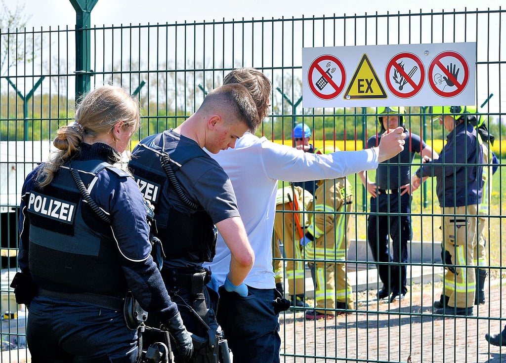 Umweltaktivisten der Letzten Generation haben sich am 3. Mai 2022 an eine Erdölstation bei Elbeu (Landkreis Börde) angekettet und angeklebt.