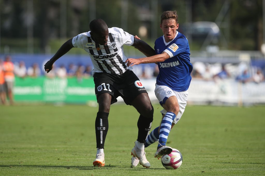Wilfried Kanga (l, 2018 im Trikot von SCO Angers) im Zweikampf mit dem damaligen Schalker Benjamin Goller.